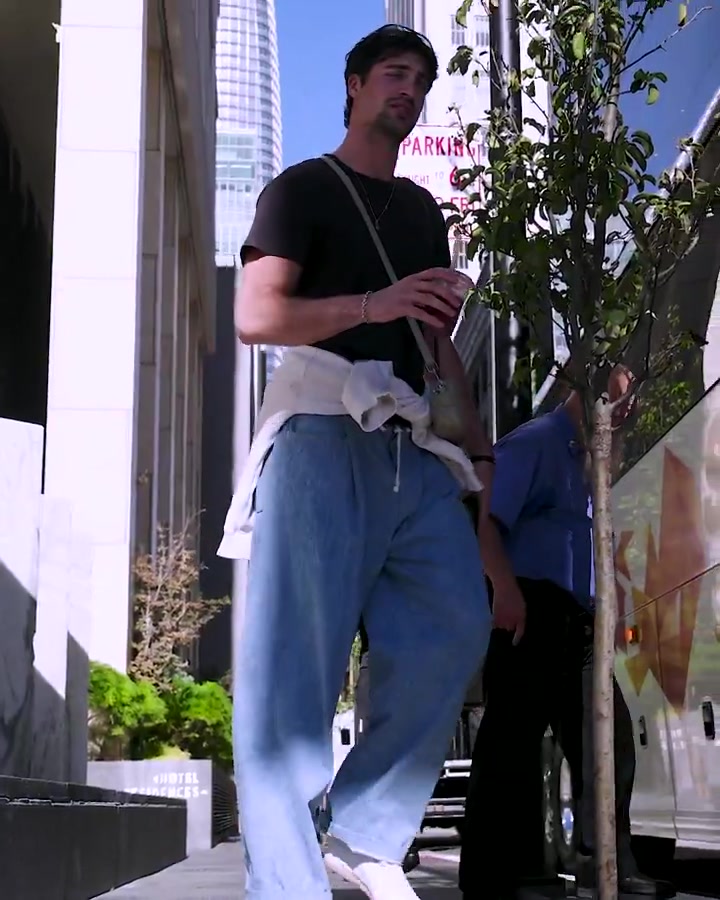 季前赛收官战！开拓者官方晒球员入场照：利拉德、莫兰特领衔